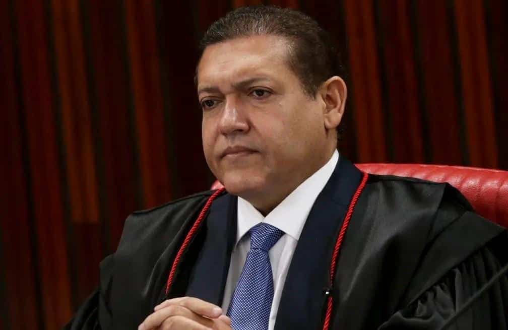 Ilustração de smartphone com mensagens de texto exibidas na tela, representando as conversas recuperadas do celular do ex-banqueiro Daniel Vorcaro investigado pela Polícia Federal