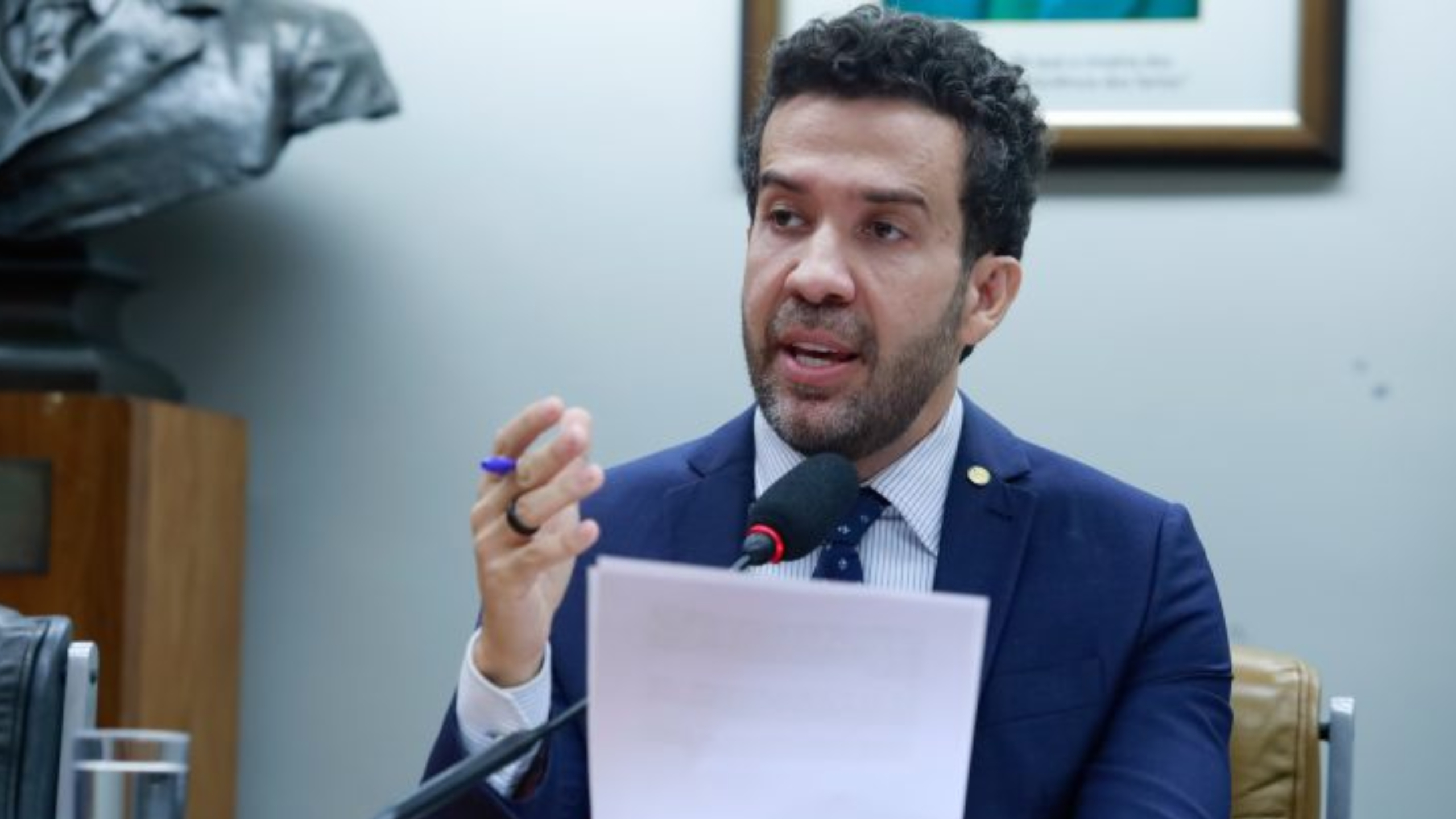 Deputado federal André Janones em pronunciamento, ao fundo logo do TSE, ilustrando recurso judicial pelo canal Exército do Lula no WhatsApp