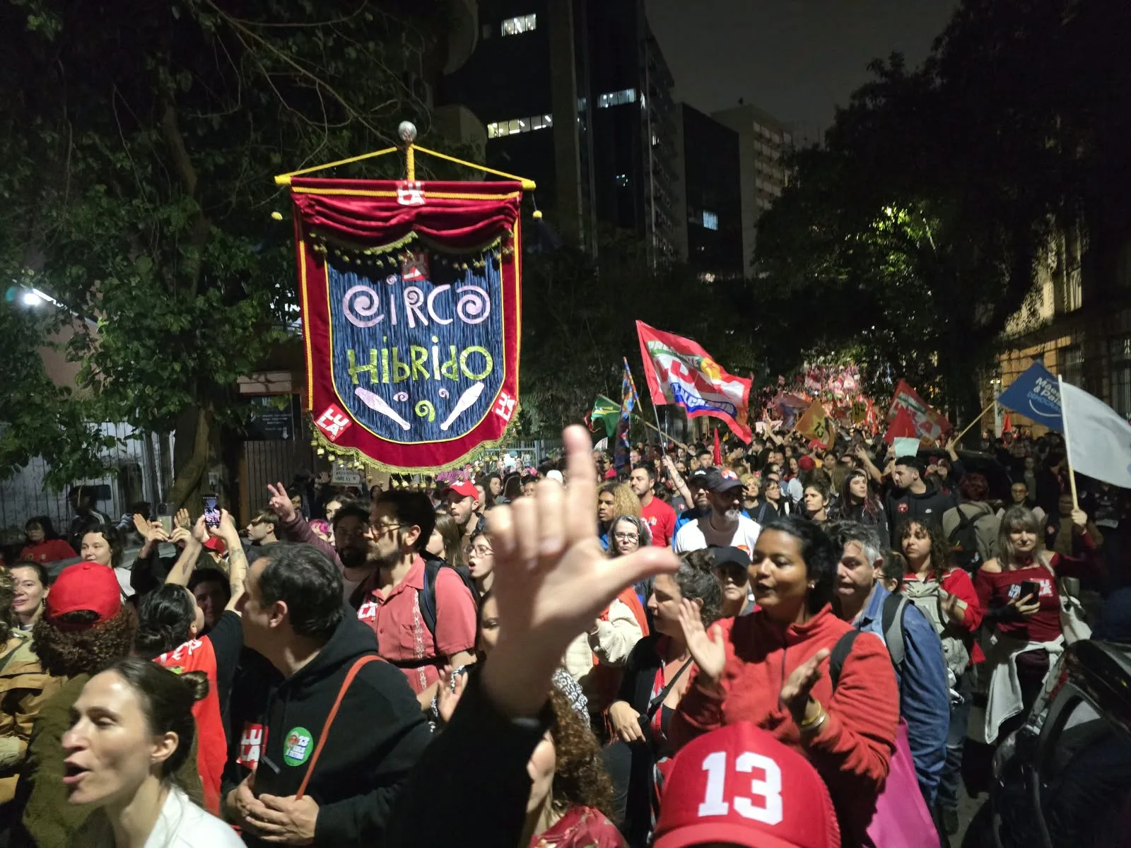 Multidão com bandeiras vermelhas ocupa avenida de Porto Alegre durante caminhada em apoio à reeleição do presidente Lula no segundo turno das eleições de 2026