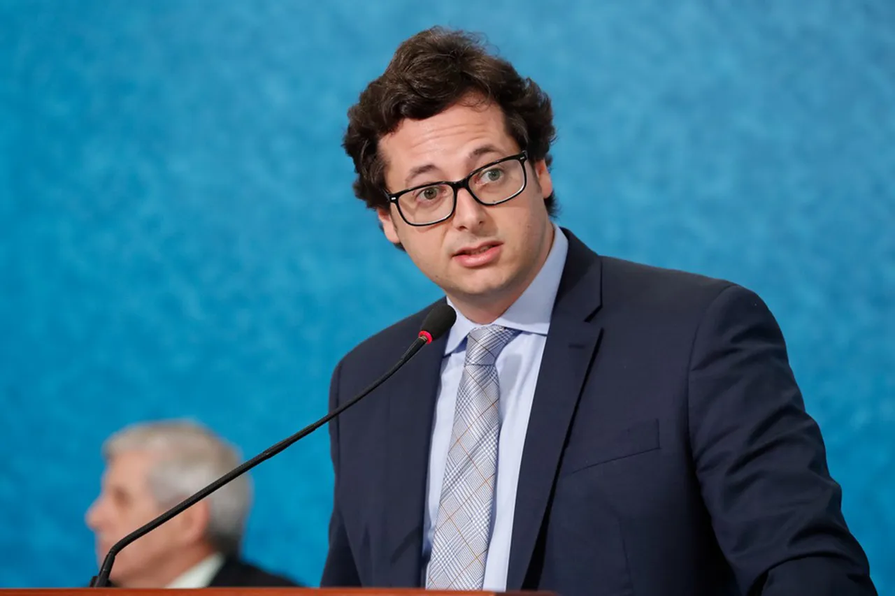 Montagem com os rostos de Fábio Wajngarten e Fred Kachar ao fundo do logo da Globo e do Banco Master, representando o conflito entre ex-governo Bolsonaro e a cúpula da mídia brasileira