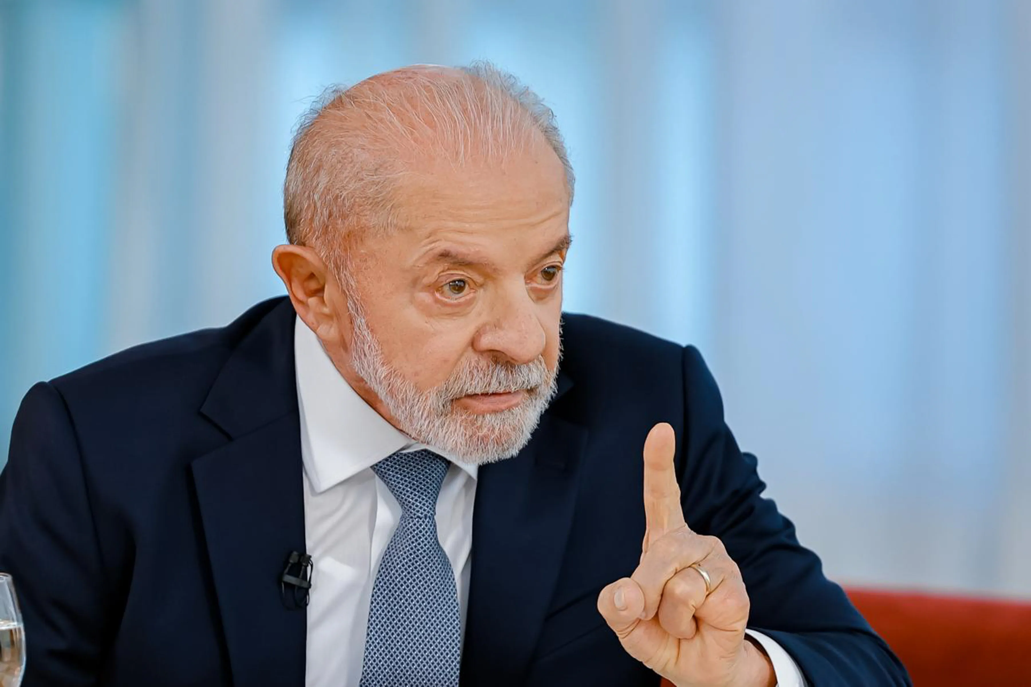 Presidente Lula em evento oficial; ao fundo, símbolos de apostas online cortados, representando a proibição das bets e o impacto no consumo das famílias brasileiras