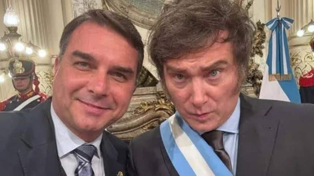 Comparação gráfica entre os preços da gasolina no Brasil e na Argentina, mostrando alta de 13% no governo Lula e 40% no governo Milei entre 2025 e 2026