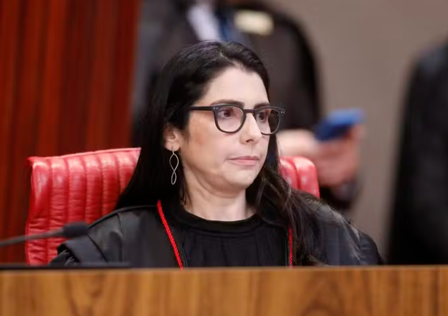Ministra Estela Aranha durante sessão do Tribunal Superior Eleitoral discutindo regulação de canais digitais de apoiadores em período eleitoral