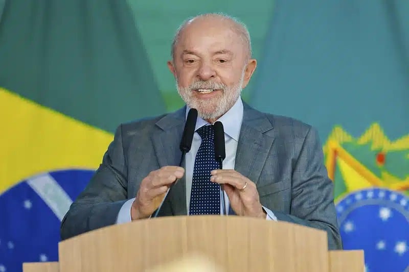 Montagem com imagens de Lula em diferentes momentos de debates presidenciais ao longo de sua trajetória política, desde os anos 1990 até os dias atuais