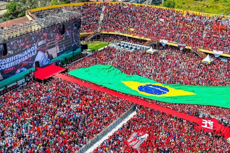 Ilustração representando a bandeira do Brasil com elementos que remetem à soberania nacional e ao debate eleitoral presidencial