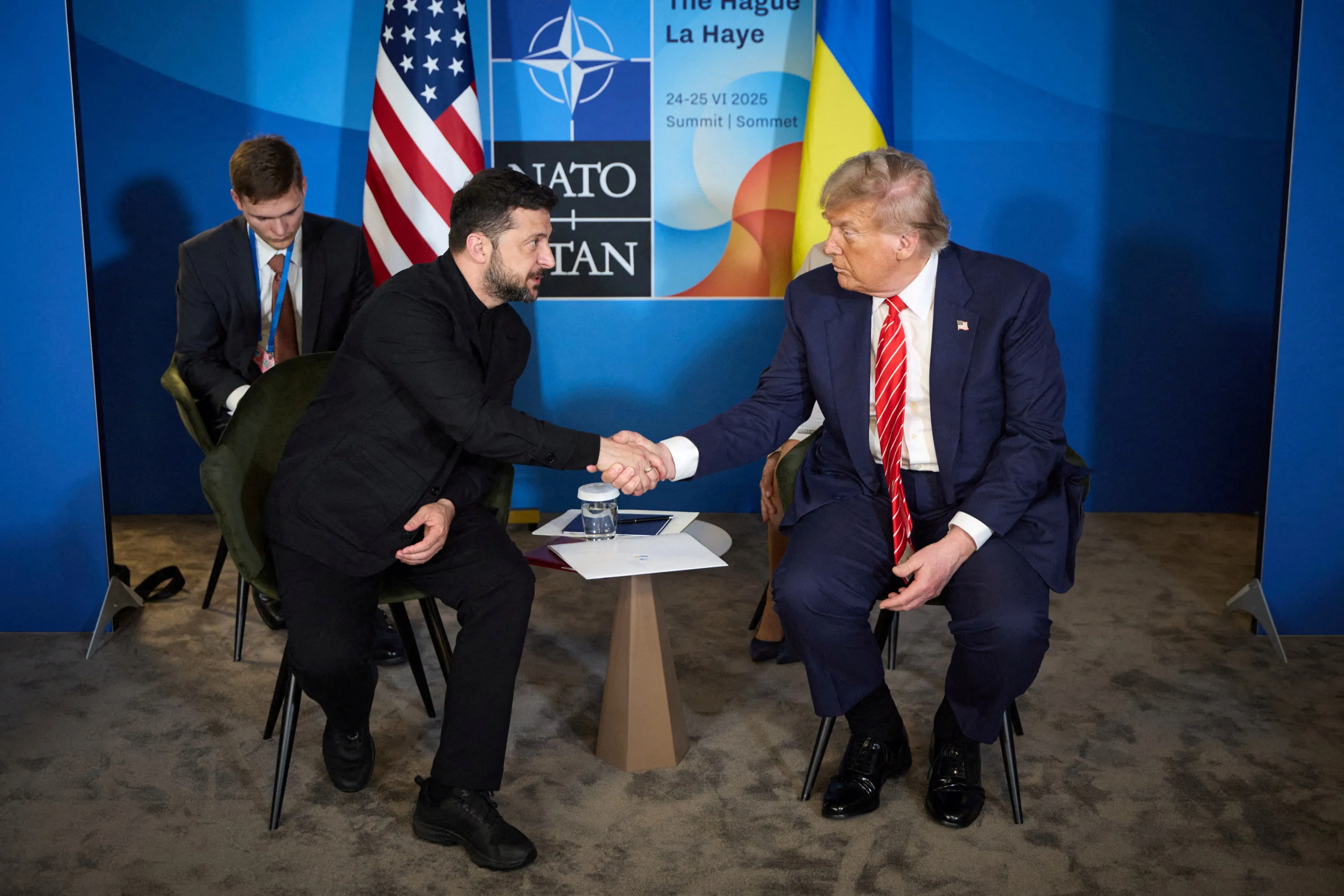 Donald Trump em entrevista à Newsmax criticando ataques ucranianos a refinarias russas durante o conflito com a Rússia