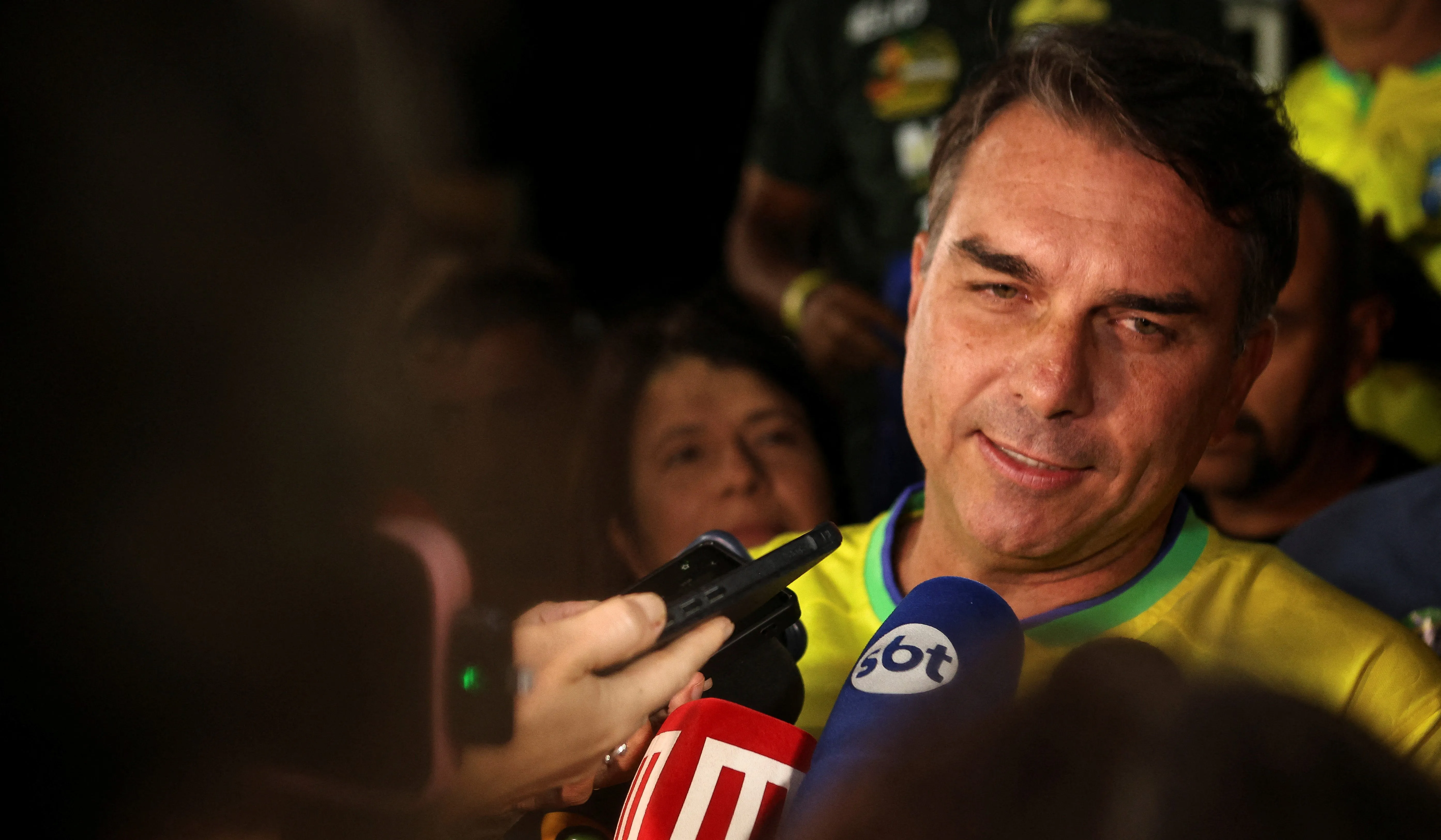 Ilustração representando um jato executivo com símbolos de investigação policial e o logo do INSS ao fundo, aludindo ao escândalo de fraudes previdenciárias ligado ao senador Flávio Bolsonaro