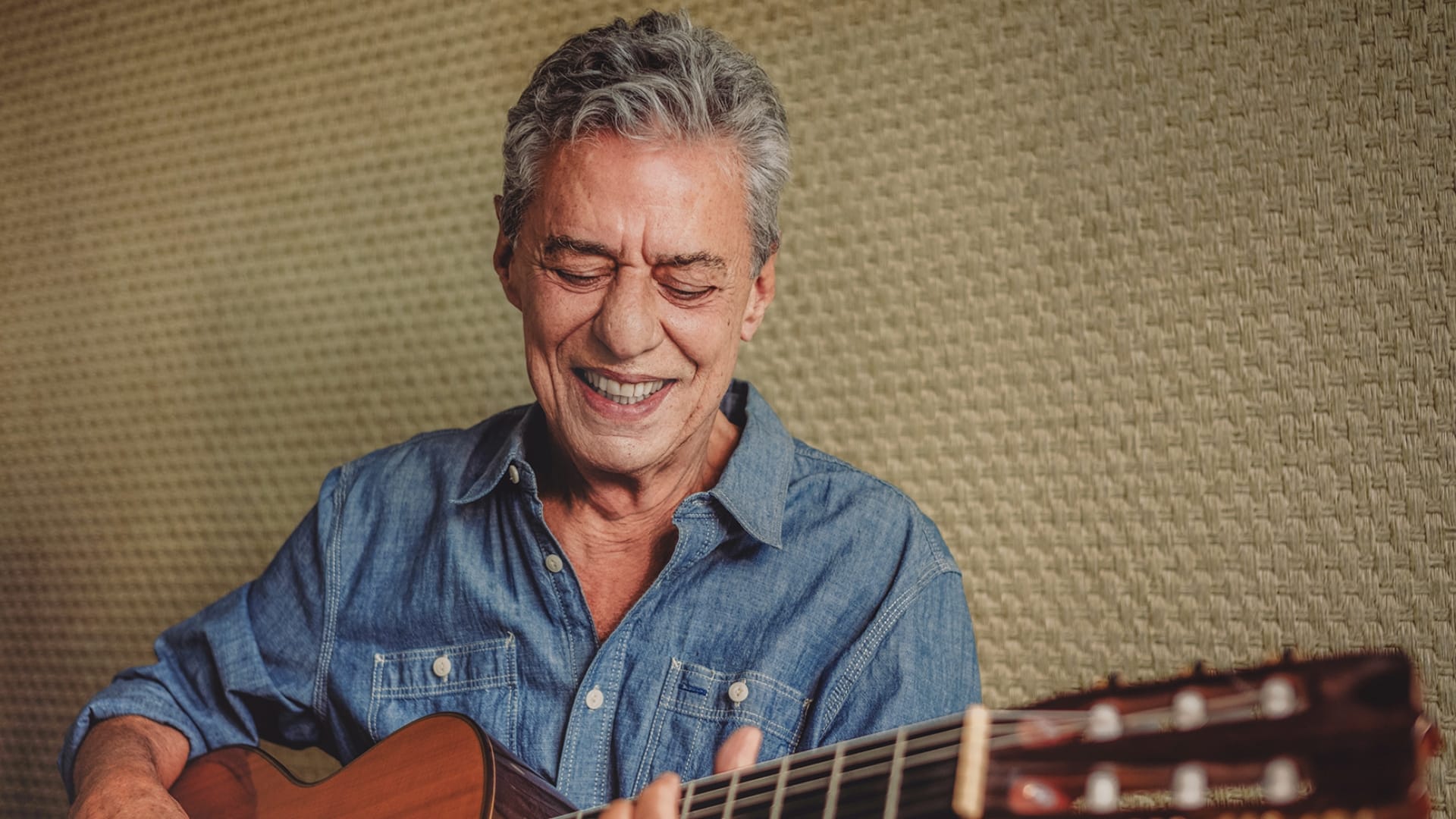 Montagem com fotos de Ratinho, apresentador do SBT, e Chico Buarque, cantor e compositor brasileiro, representando o conflito judicial entre os dois sobre declarações envolvendo a Lei Rouanet