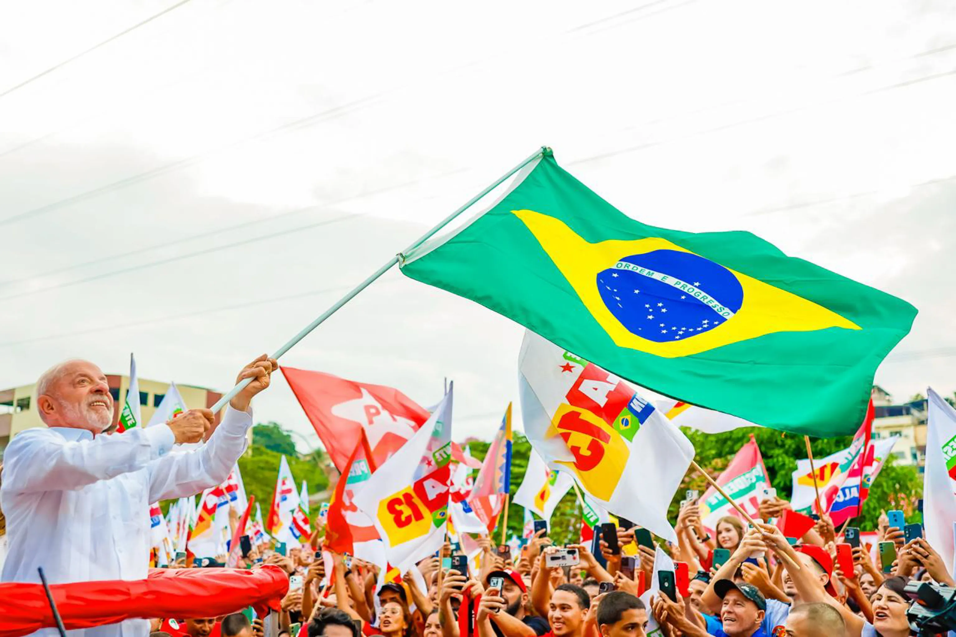 Multidão vestida de vermelho ocupa a Avenida Getúlio Vargas em Juiz de Fora durante ato de apoio ao presidente Lula