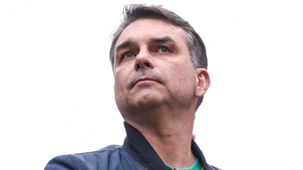 Ilustração de panelas sendo batidas em janelas de prédios urbanos noturnos, simbolizando o panelaço contra Flávio Bolsonaro durante entrevista à TV Globo