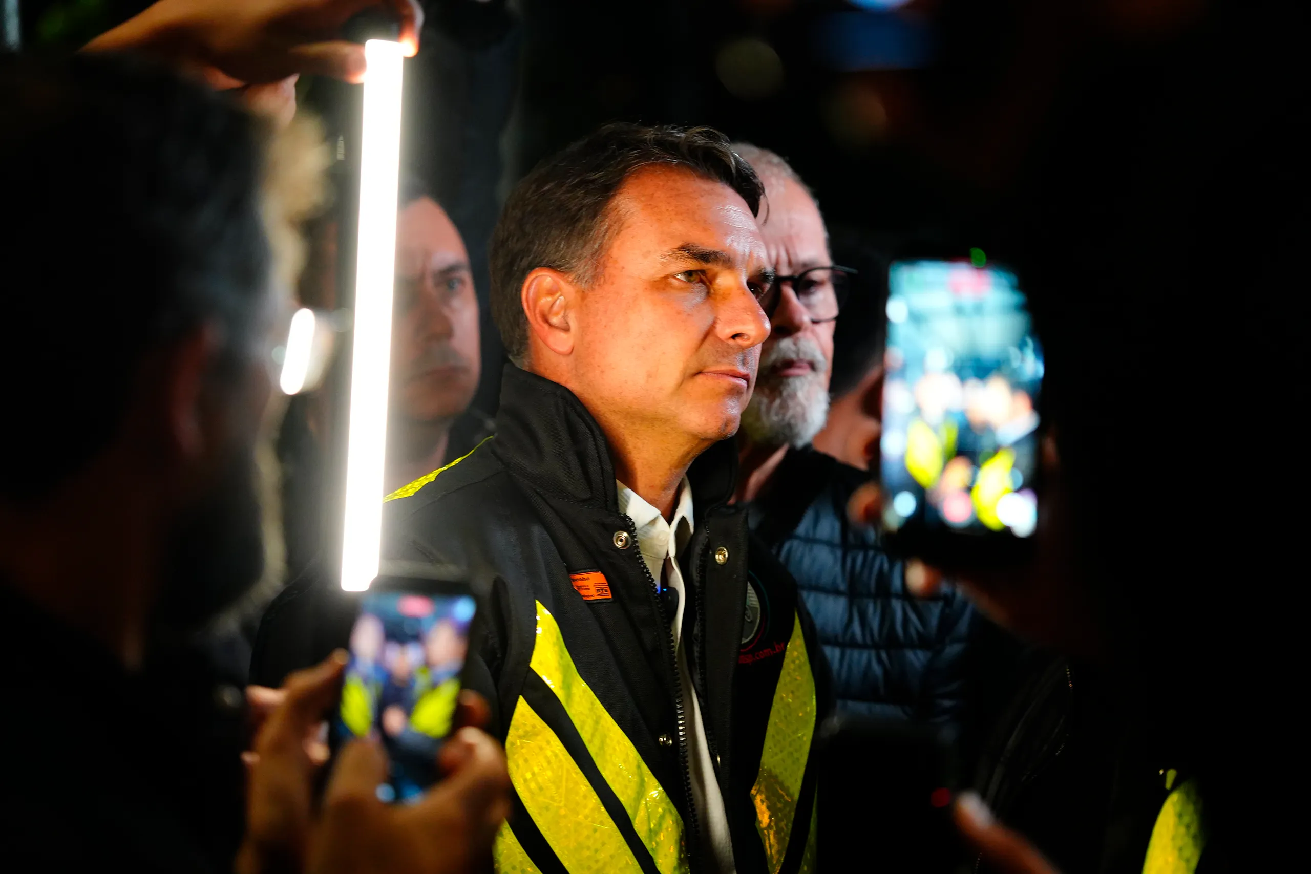 Senador Flávio Bolsonaro durante sabatina exibida pela TV Globo, em postura confrontacional diante das câmeras