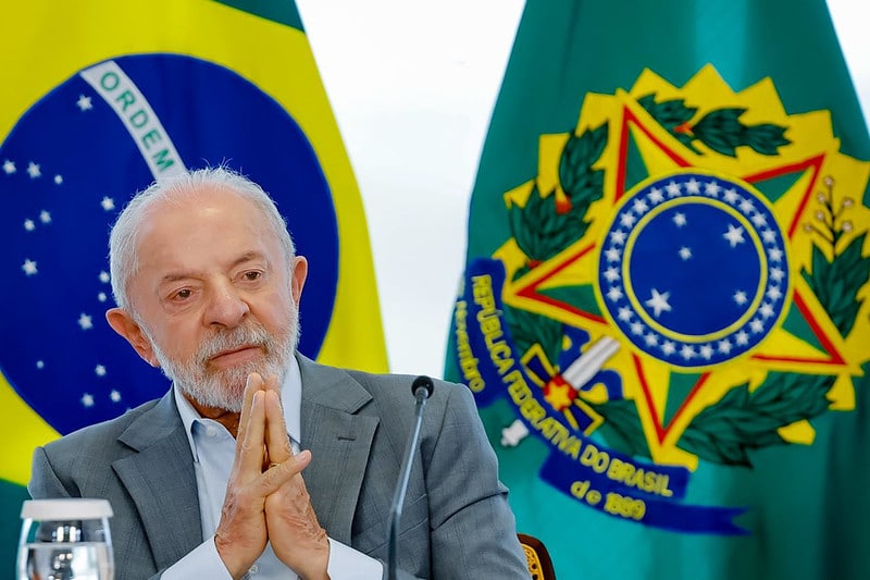 Montagem com retratos de ex-ministros do governo FHC ao lado do logo da campanha de Lula, simbolizando o manifesto de apoio à reeleição assinado por nomes da direita brasileira