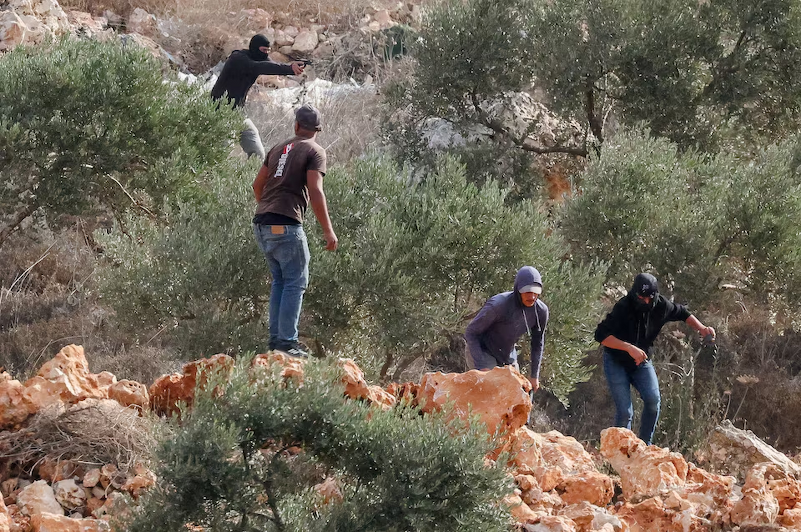 Representação da Cisjordânia ocupada com destaque para tensão entre colonos israelenses, civis palestinos e diplomatas europeus durante ataque relatado pela Bélgica