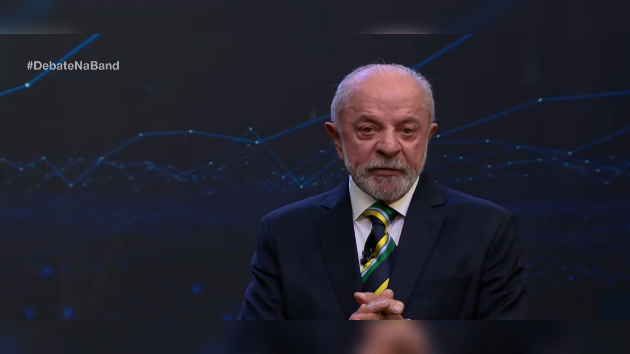 Presidente Lula em debate televisivo aponta para Flávio Bolsonaro durante confronto sobre imunidade parlamentar e inquéritos judiciais