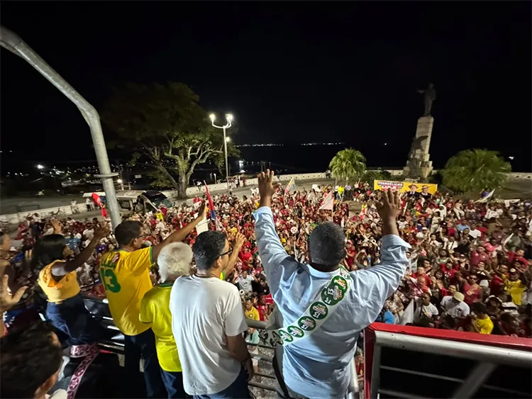 Participantes de diferentes religiões caminham em ato público pela democracia em Salvador, na Bahia.