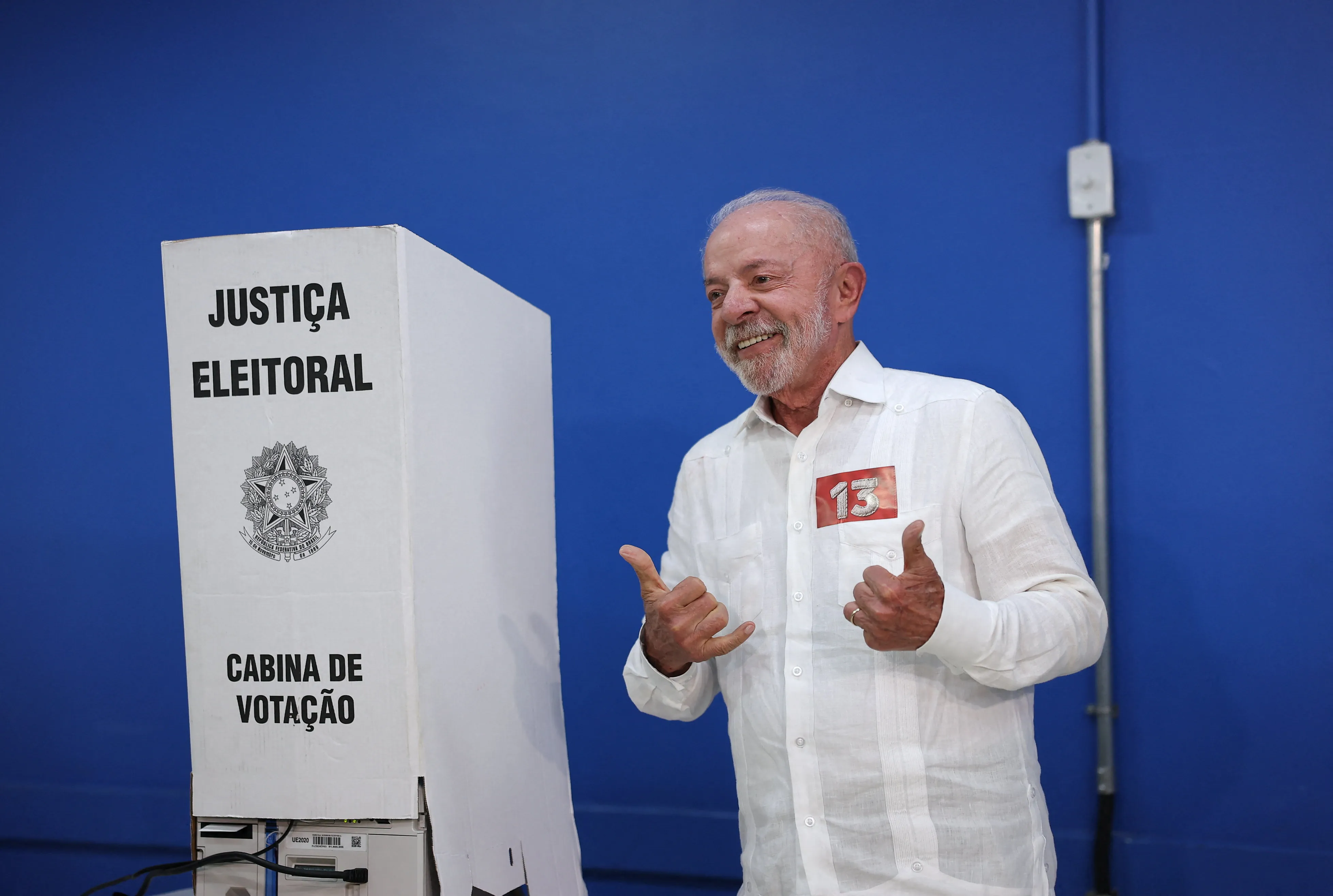 Foto do presidente Luiz Inácio Lula da Silva votando em São Bernardo do Campo, São Paulo, no domingo de eleição.