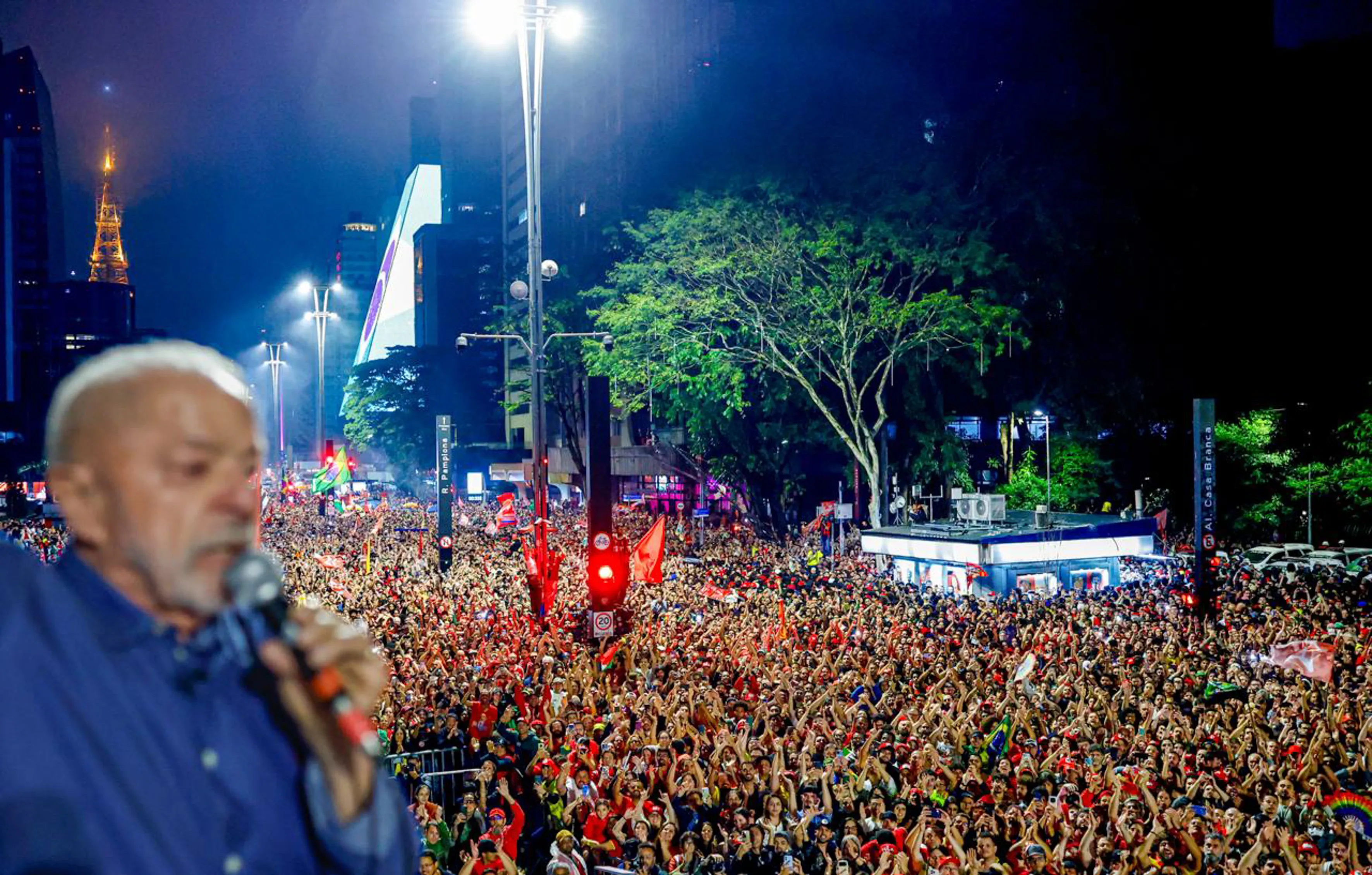 Imagem ilustrativa do cenário político brasileiro com referências à eleição presidencial e ao resultado do segundo turno.